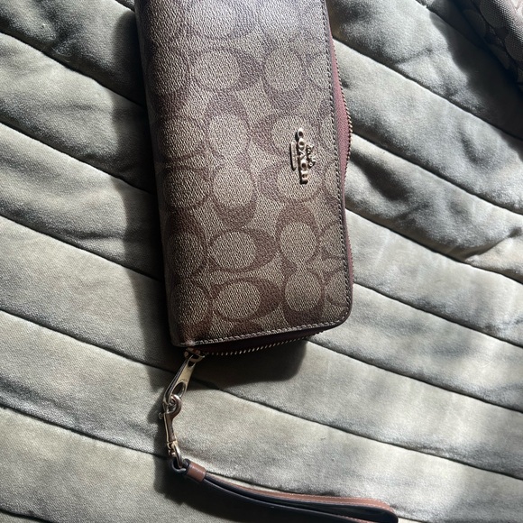 Coach Tan Signature Shoulder Bag and Wallet - Picture 5 of 9